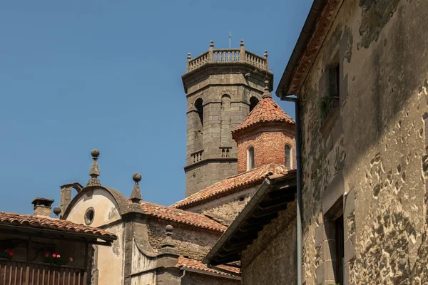 様々な形の塔やドームを持つ古代の石やレンガ造りの建物のタイル張りの屋根の眺めと青い空に対する仕上げ ロイヤリティフリーのストック画像