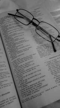 Açık bir kitap ve gözlük arkaplanı