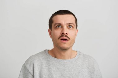 sürpriz yüz ifadesi ile yakışıklı adam portresi 