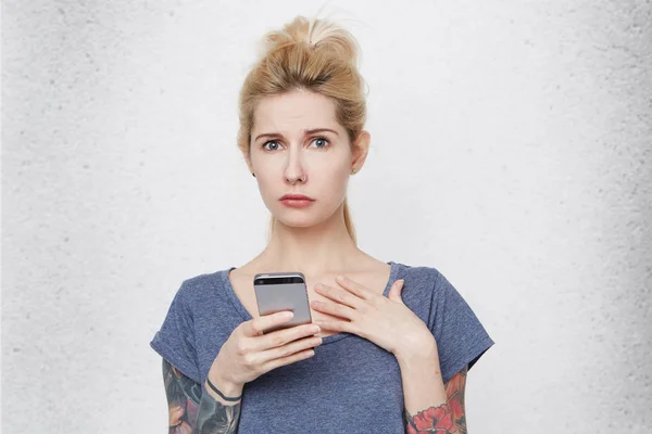 Portret Van Schattige Blonde Meisje Met Tatoeages Opknoping Van Celtelefoon — Stockfoto