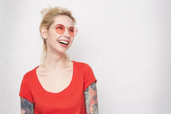Retrato Menina Loira Bonita Parte Veste Camiseta Vermelha Casual Óculos — Fotografia de Stock
