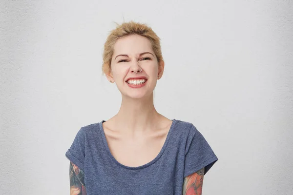 Retrato Jovem Loira Menina Elegante Com Tatuagens Sorrindo Sente Feliz — Fotografia de Stock