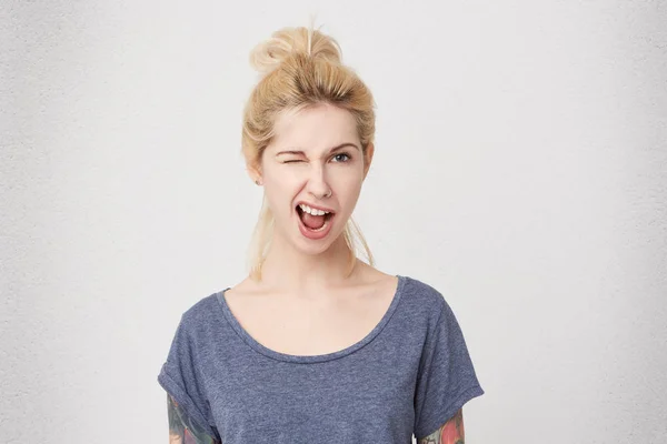 Portrét Mladé Stylové Blondýna Směje Mrknutí Nosí Modré Ležérní Tričko — Stock fotografie