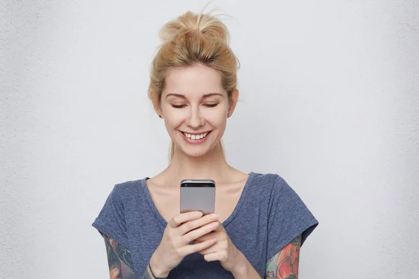 Buenas Noticias Joven Recibe Feliz Mensaje Cumpleaños Feliz Concepto Sonriendo — Foto de Stock