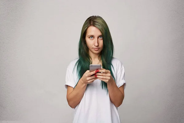 Jong Meisje Typen Ziet Direct Camera Trendy Modern Kapsel Groene — Stockfoto