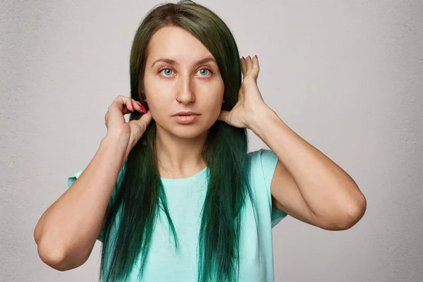 Retrato Una Joven Seria Con Pelo Teñido Verde Pensando Algo — Foto de Stock