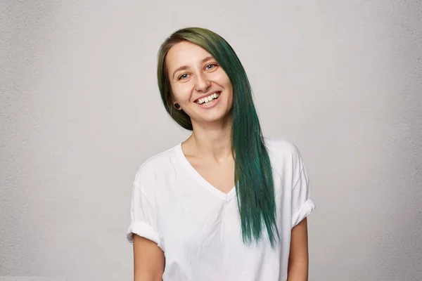 Retrato Jovem Garota Séria Com Cabelo Verde Tingido Pensando Algo — Fotografia de Stock