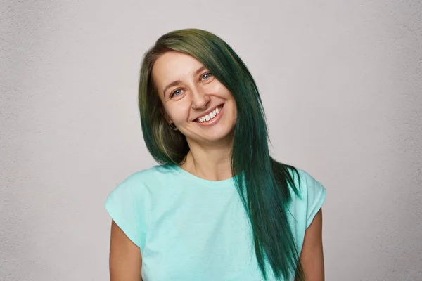Портрет Молодой Девушки Проколотым Носом Крашеными Зелеными Волосами Улыбается Чувствует — стоковое фото