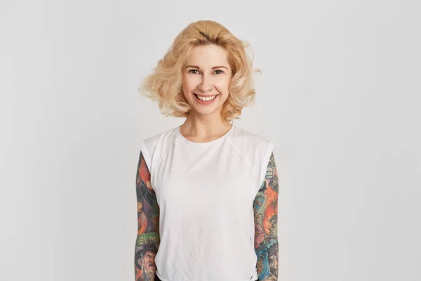 Retrato Menina Veste Shirt Branca Com Nariz Pearced Tatuagem Sorrindo — Fotografia de Stock