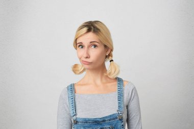 Şaşkın erkek tereddüt ifadesi olan, dudakları şüpheye eğrileri, bir şey, iş yeri, değiştirmek için fırsat hakkında karışık beyaz beton zemin üzerinde izole, yardıma ihtiyacı anlayamıyorum