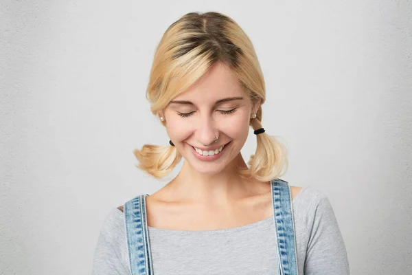 Studio Záběr Mladá Blondýna Ženské Udržet Oči Zavřené Usmívá Přemýšlíte — Stock fotografie