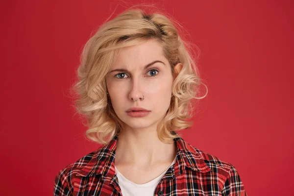 Retrato Mujer Rubia Joven Lleva Camisa Roja Cuadros Siente Duda — Foto de Stock