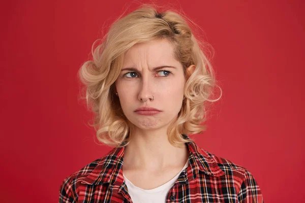 Atractivas Curvas Femeninas Labio Inferior Siendo Abusado Por Alguien Expresa — Foto de Stock