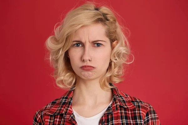 Atractivas Curvas Femeninas Labio Inferior Siendo Abusado Por Alguien Expresa — Foto de Stock