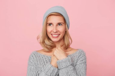 Sevimli memnun kadın portresi eller çene altında tutmak, mutluluk ve alır bir düz hayallerinin hissediyorum. Pembe arka plan üzerinde izole