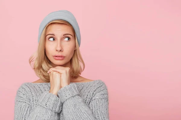 Retrato Encantadora Mujer Alegre Mantener Las Manos Bajo Barbilla Sentir — Foto de Stock