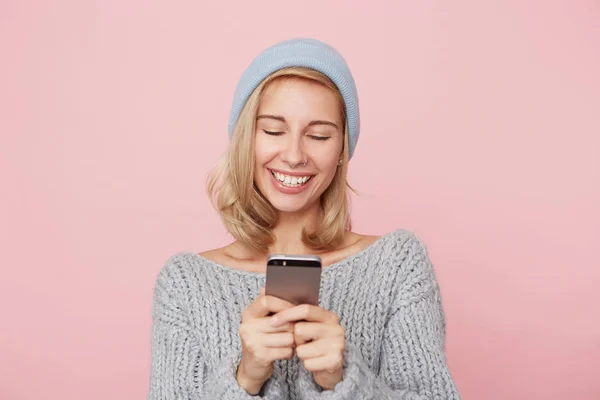 Concepto Tecnológico Mujer Joven Usa Suéter Gorra Siente Felicidad Alegría — Foto de Stock