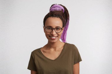 neşeyle, gülümseyen güzel genç kadın koyu renkli boyalı whith dreadlocks kapalı yakın çekim portre mutlu hissediyor ve dişlerini gösterir