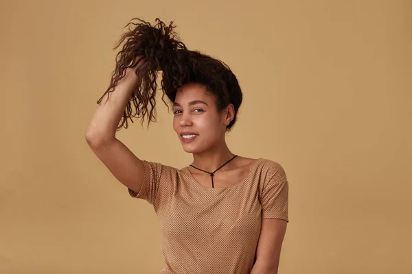 Positive Junge Schöne Braunhaarige Lockige Frau Mit Dunklen Haaren Die — Stockfoto