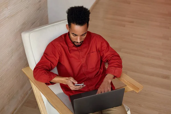 Foto Horizontal Joven Morena Freelancer Piel Oscura Vestida Con Camisa —  Fotos de Stock