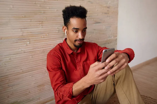 Jeune Homme Brune Concentré Avec Peau Foncée Gardant Smartphone Dans — Photo