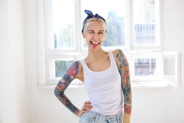 Joyful Jovem Atraente Senhora Tatuada Com Penteado Casual Dando Alegremente — Fotografia de Stock