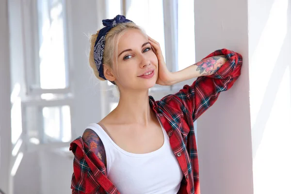 Retrato Jovem Adorável Mulher Loira Com Tatuagens Inclinando Cabeça Mão — Fotografia de Stock