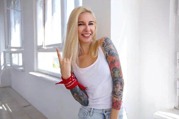 Foto Interior Jovem Loira Cabelos Compridos Fêmea Com Tatuagens Fazendo — Fotografia de Stock