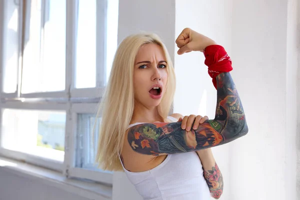 Expressivo Jovem Atraente Mulher Tatuada Com Longos Cabelos Loiros Franzindo — Fotografia de Stock