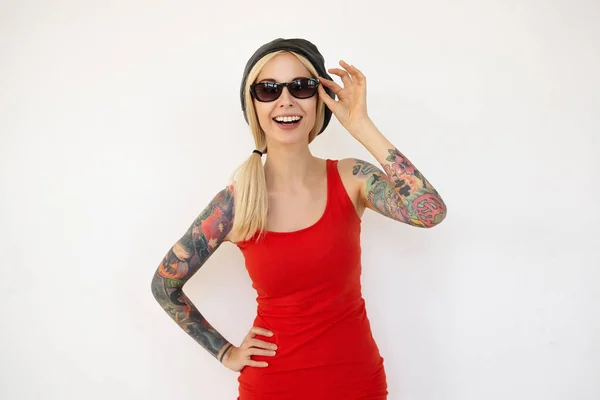 Joyful Jovem Bonita Fêmea Loira Com Tatuagens Mantendo Mão Levantada — Fotografia de Stock