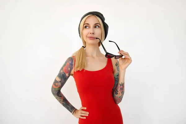 Jovem Perplexo Elegante Loira Cabelos Compridos Fêmea Com Tatuagens Olhando — Fotografia de Stock