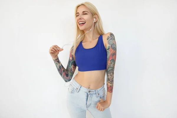 Boa Aparência Jovem Tatuado Longo Cabelo Mulher Vestida Camisa Azul — Fotografia de Stock
