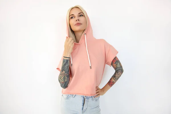 Pensive Junge Hübsche Tätowierte Blonde Frau Mit Nasenpiercing Trägt Rosa — Stockfoto