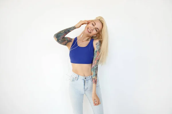 Agradable Mirada Joven Mujer Rubia Tatuada Con Peinado Casual Sonriendo Fotos De Stock Sin Royalties Gratis