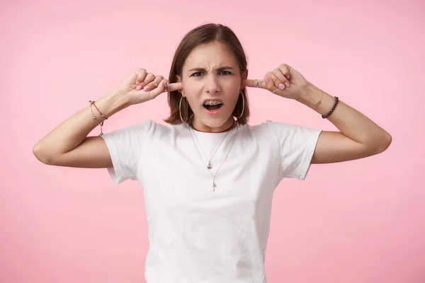 Retrato Una Joven Mujer Ojos Marrones Pelo Corto Disgustada Frunciendo — Foto de Stock