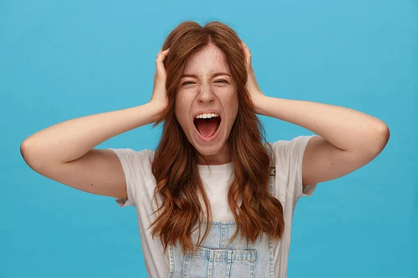 Gestresste Jonge Mooie Roodharige Vrouw Met Natuurlijke Make Houdt Haar — Stockfoto