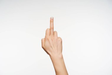 Beyaz arka planda poz verirken orta parmağını gösteren genç bir bayanın stüdyo fotoğrafı. Gayri resmi kadınlar duygularını ve hareketlerini sunar.