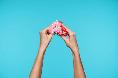 Stüdyoda güzel bir bayanın kollarını kaldırırken çekilmiş.