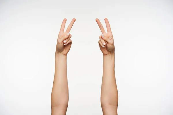Studio Zdjęcie Dwóch Podniesionych Żeńskich Rąk Białym Manicure Pokazując Gest — Zdjęcie stockowe