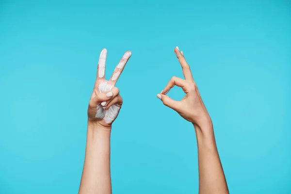 Namalowane Ręce Kobiety Białym Manicure Podnosząc Ręce Gestami Pokazując Znak — Zdjęcie stockowe