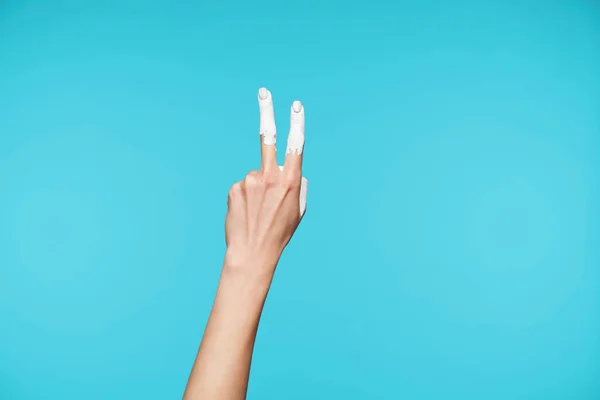 Podniesiona Elegancka Ręka Kobiety Tworząca Figurę Palcami Języku Ciała Mająca — Zdjęcie stockowe
