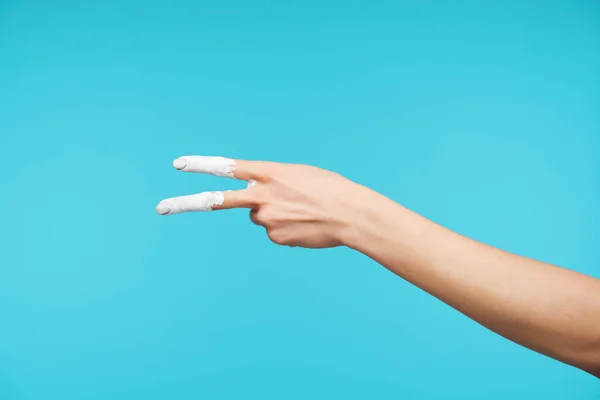 Widok Tyłu Kobiet Ładne Ręce Malowane Kolorze Białym Tworząc Dwa — Zdjęcie stockowe