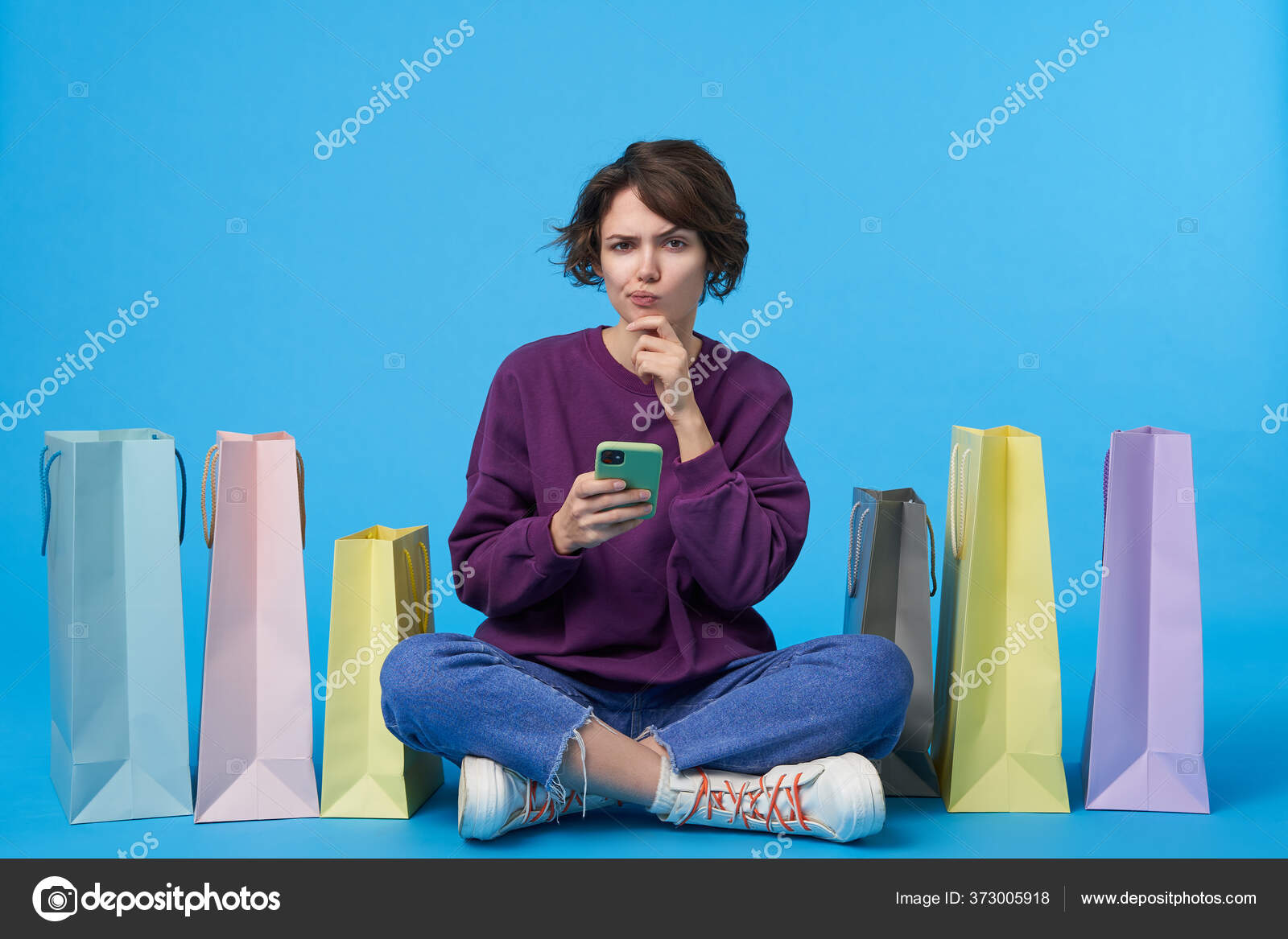 Mujer Rizada Pelo Oscuro Joven Serio Con Corte Pelo Corto Foto De Stock C Timtimphoto 373005918