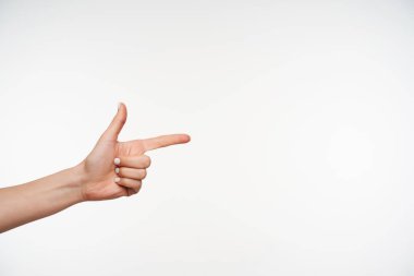 Kalkmış kadının işaret parmağını oynatırken beyaz arka planda izole edildiği yatay bir görüntü. İnsan işaretleri ve jest kavramı