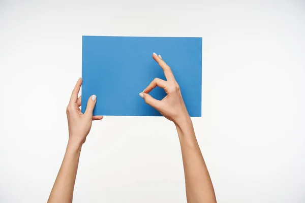 Przycięty Widok Młodej Kobiety Trzymającej Niebieski Papier Podniesionej Ręce Tworzącej — Zdjęcie stockowe