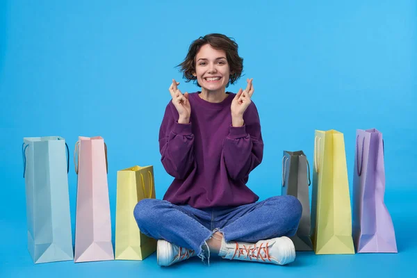 Feliz Joven Bastante Corto Pelo Morena Dama Con Maquillaje Natural Fotos De Stock