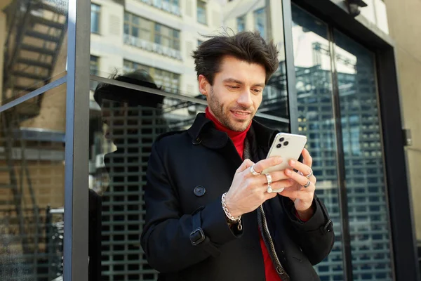 Photo Extérieure Jeune Homme Brun Non Rasé Gardant Téléphone Portable — Photo