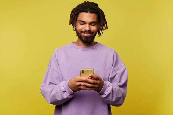 Foto Von Zufriedenen Jungen Dunkelhäutigen Brünetten Männern Die Ihr Smartphone — Stockfoto