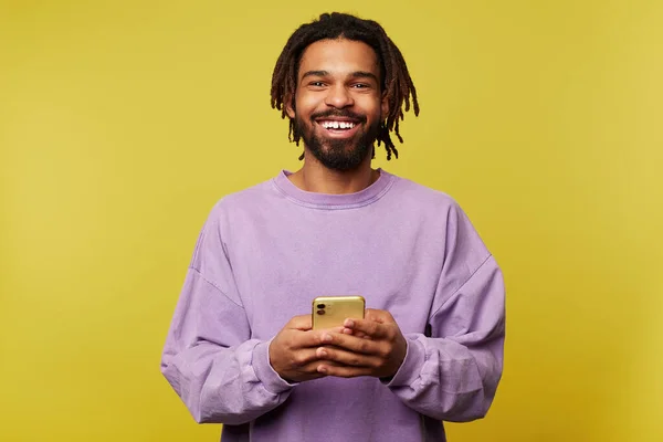 Jovem Feliz Homem Cabelos Castanhos Bonito Com Dreadlocks Sorrindo Alegremente — Fotografia de Stock