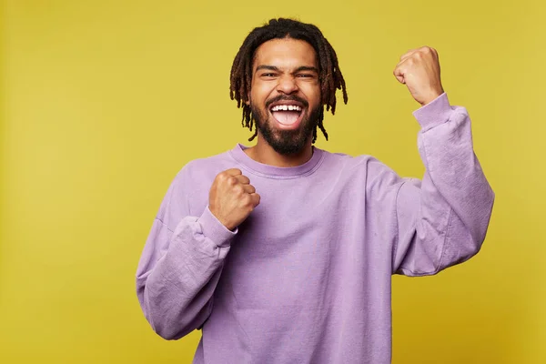 Studioaufnahme Eines Emotionalen Jungen Ziemlich Dunkelhäutigen Bärtigen Mannes Mit Dreadlocks — Stockfoto